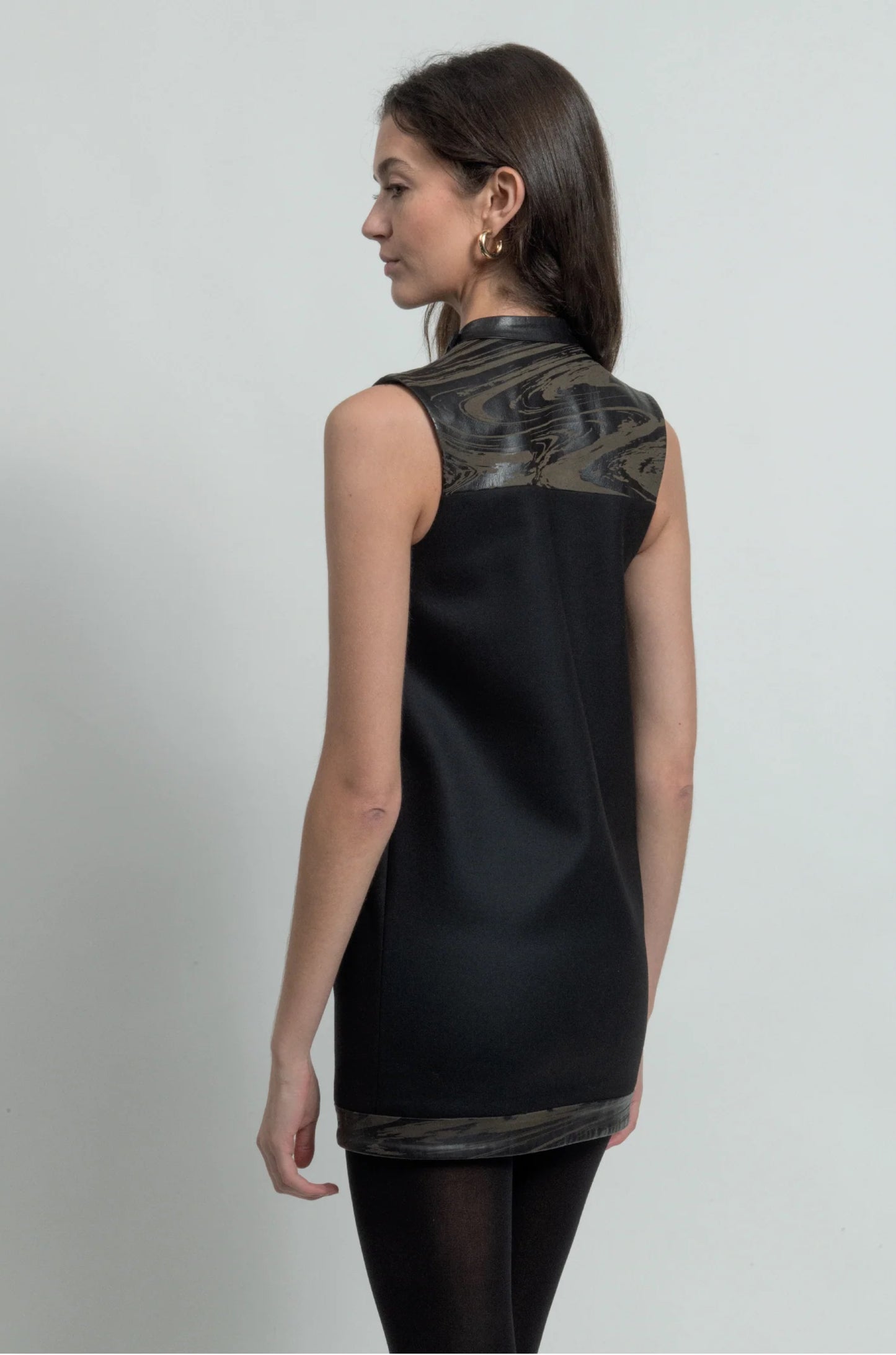 Siena dress editorial, wool and engraved leather, geometric cuts, IF Collections Paris
